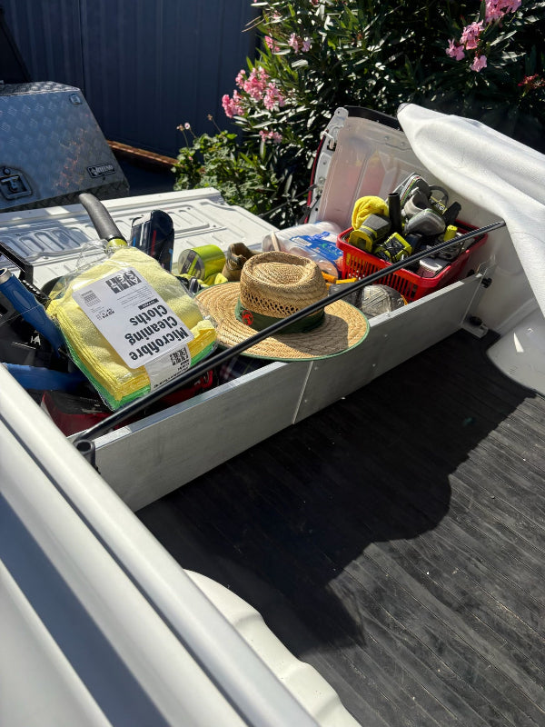 Tub divider separating shopping and
loose household items in a ute tub