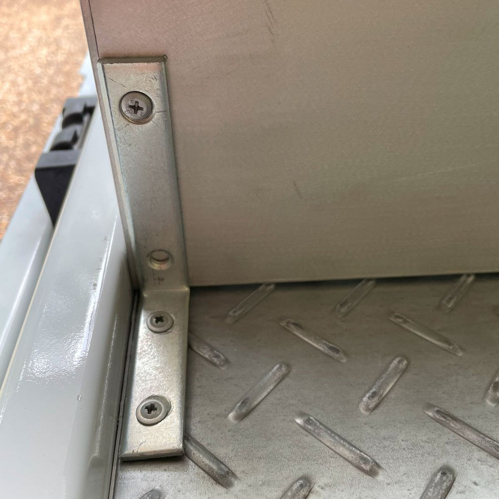 TrayDivider_10_Screw_Panel_Bracket_down