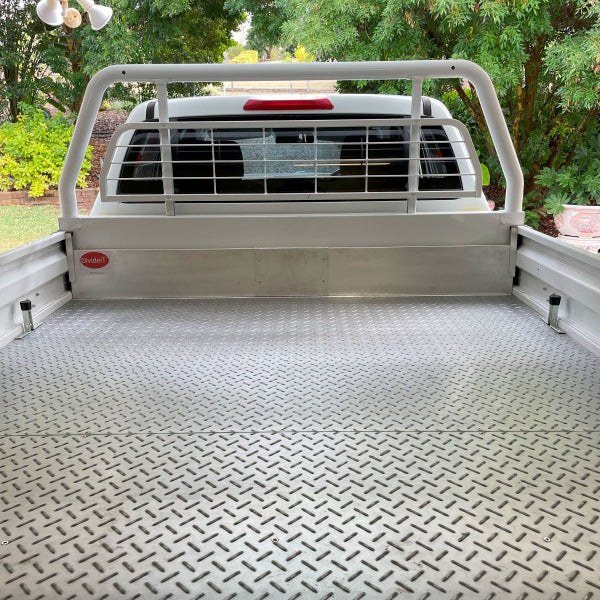 Wide view of a fixed divider in the storage channels across the
front of a checker-plate tray