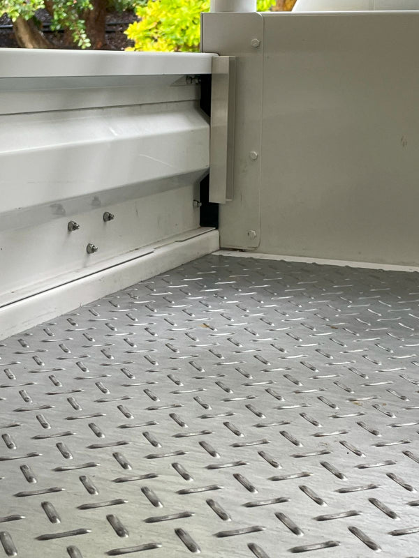 Divider panel storage channel along the inside of a ute tray side