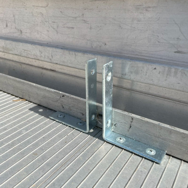 TrayDivider panel brackets screwed to a
ribbed tray floor